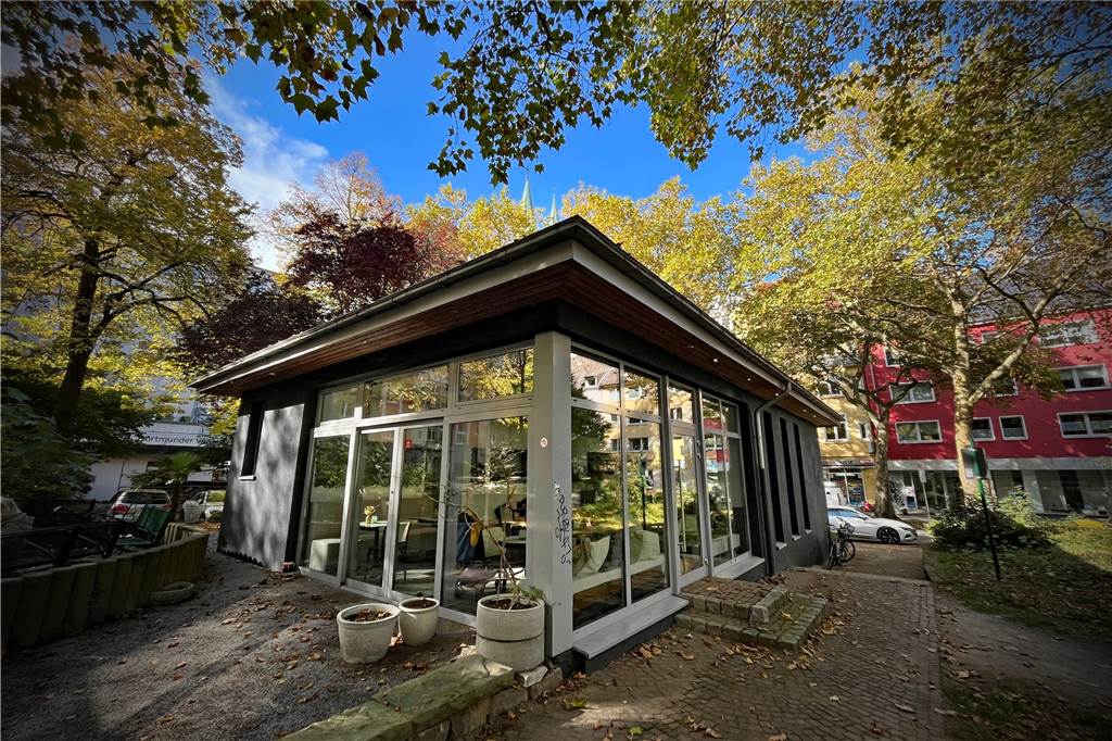 Adnan Yilmaz (30) eröffnet neues Bistro im grünen Herzen des Kreuzviertels Das neue Bistro am Vinckeplatz soll im kommenden Sommer einen Biergarten bekommen. Dafür will Yilmaz eine Rasenfläche im Park mieten (im Bild rechts vom Pavillon).