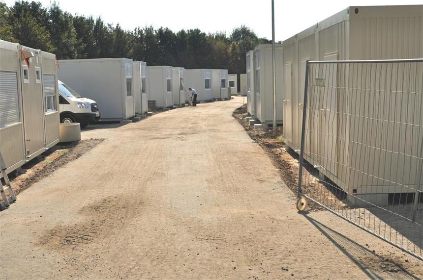 Neues Containerdorf wächst an der Grünstraße Das neue Containerdorf entsteht an der Grünstraße. Rund 900.000 Euro kostet die Stadt Schwerte die Miete für die Container sowie Auf- und Abbau. Bis Ende 2019 sollen hier Flüchtlinge untergebracht werden.