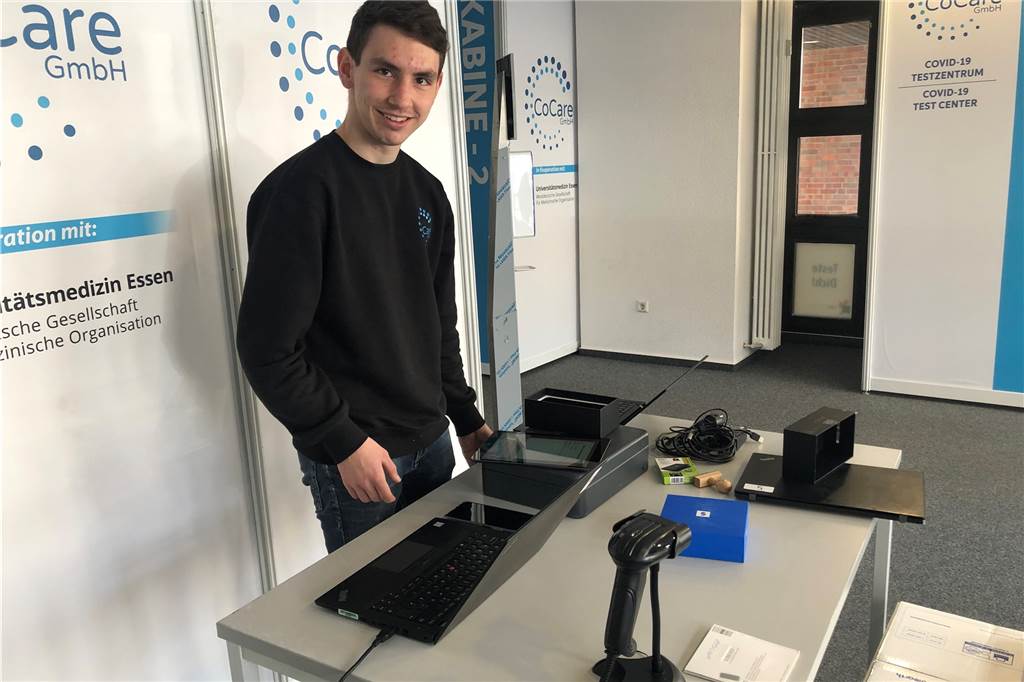 Corona-Testzentrum am Markt: Bereit für den Startschuss Das neue Corona-Testzentrum der Castrop-Rauxeler Händler ist im Aufbau. Mirco Flügge richtet die Technik ein.