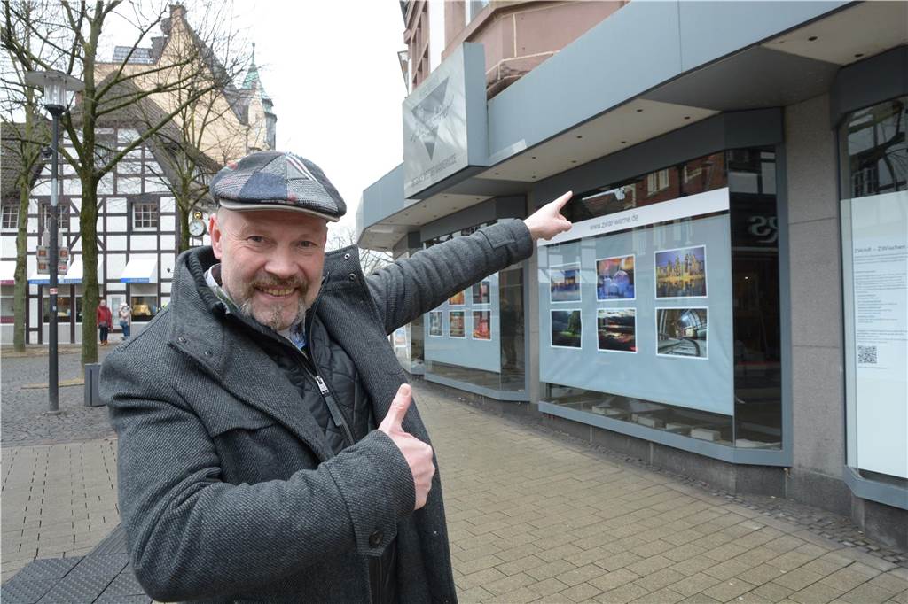 Bücher Beckmann zieht von der Magdalenenstraße in die Kroes-Passage Waterhues zeigt auf das Gebäude an der Bonenstraße.