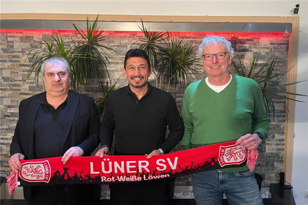 Ex-Vorsitzender der SG Gahmen: Ibrahim Ünal schließt sich Lüner SV an Imdat Acar (v.l.), Ibrahim Ünal und Peter Marx halten einen Schal vom Lüner SV in der Hand.