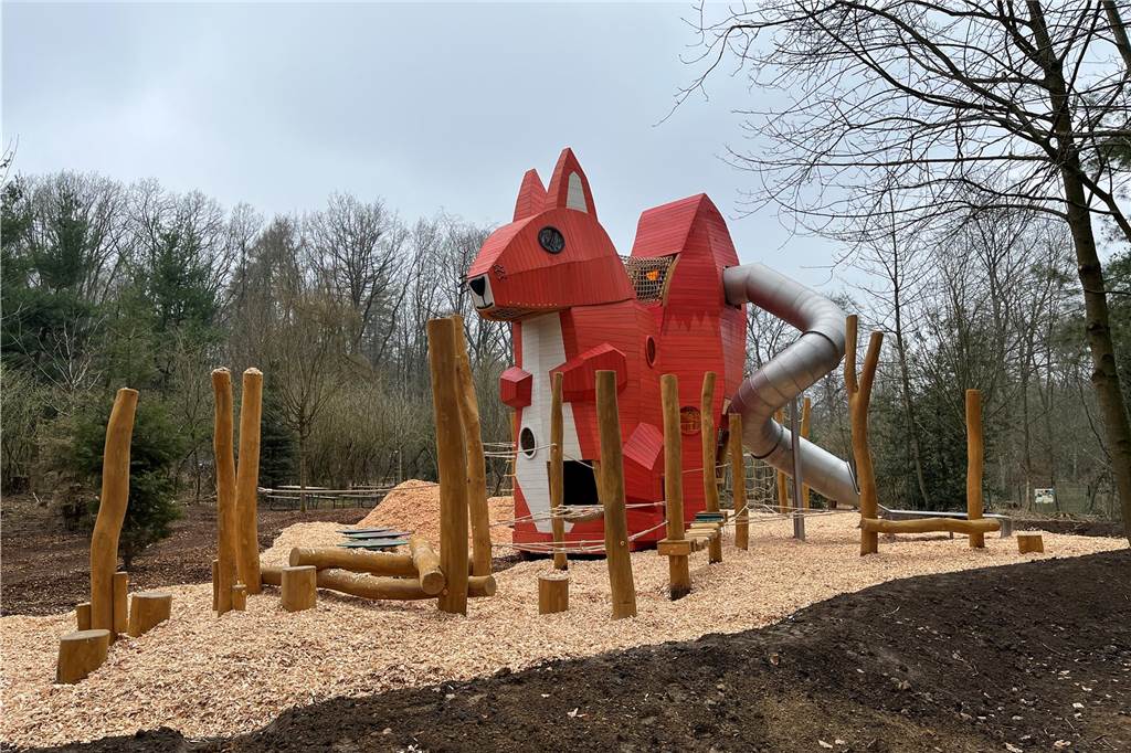 Ein Eichhörnchen als Klettergerät im Ketteler Hof in Haltern