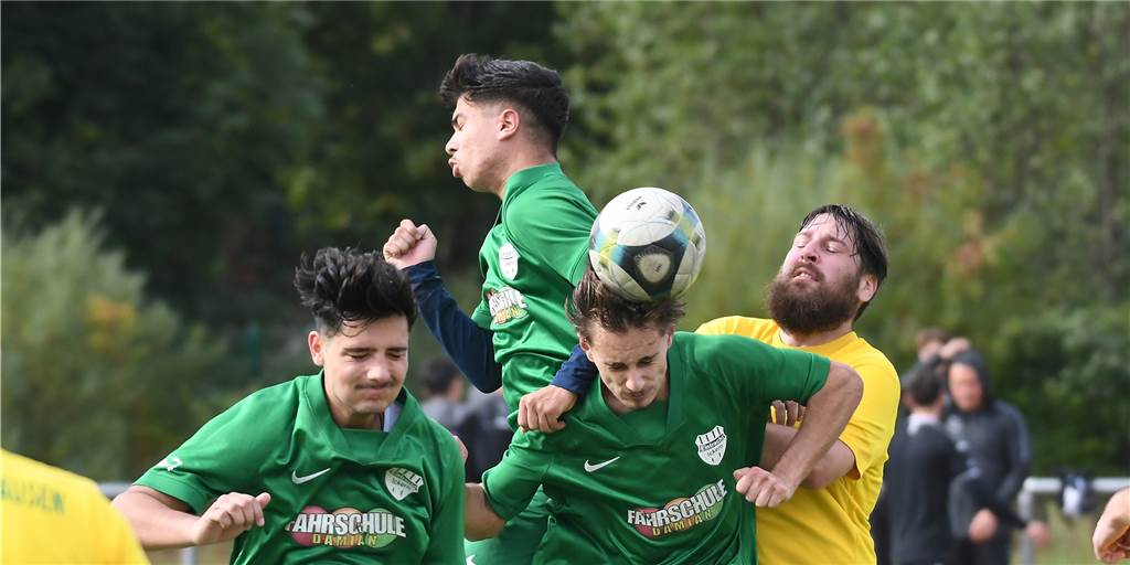 Neue Castrop-Rauxeler Mannschaft gibt sich die Ehre - schaut bei der Kreisliga nur zu Das neue formierte Team von Eintracht Ickern III (grüne Hemden) feierte seine Premiere in einem Freundschaftsspiel gegen den FC 96 Recklinghausen II.