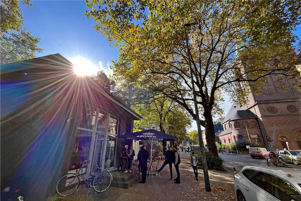 Adnan Yilmaz (30) eröffnet neues Bistro im grünen Herzen des Kreuzviertels Das neue "Golden Horn Bistro" im Schatten der Kreuzkirche feierte am Mittwoch seine Eröffnung.