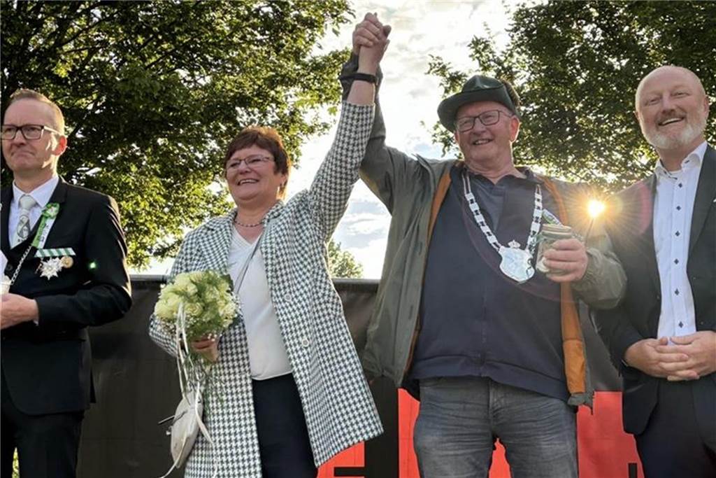 Vogel war hartnäckig: Ludger Deelmann ist erster Gemeinde-Kaiser Das neue Kaiserpaar der Gemeinde Südlohn: Magdalena Rottstegge und Ludger Deelmann.