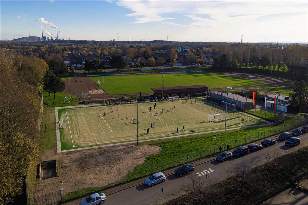 Der neue Kunstrasenplatz in Bottrop-Kirchhellen aus der Vogelperspektive.
