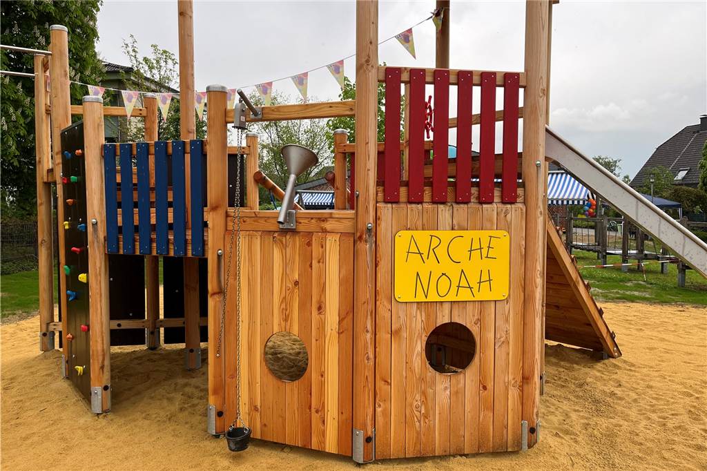 Förderverein stemmt fünfstellige Summe für ein neues Klettergerüst Das neue Klettergerüst hat eine Kletterwand und ein Schild mit der Aufschrift "Arche Noah".