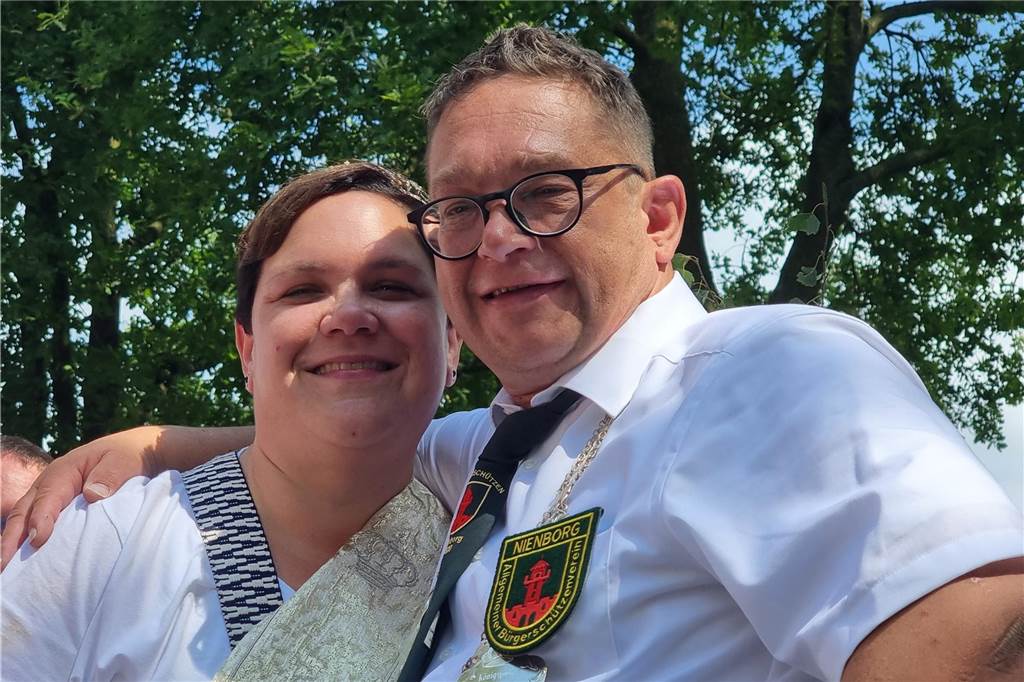 Neuer König in Nienborg : Heiko Niemeier holt den Vogel von der Stange Königspaar in Nienborg