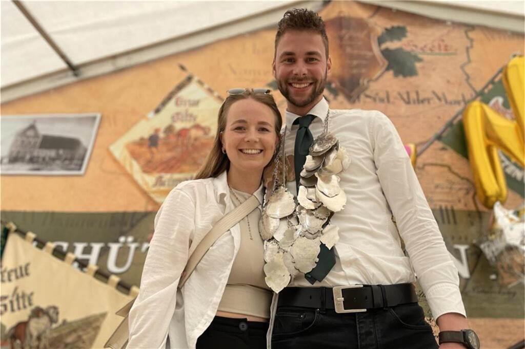 Schützenkönig über Kosten und Pflichten: „Man wird echt unterstützt“ Annelie Schomberg und Benedikt Schulten stehen im Festzelt auf dem Schützenplatz des Schützenvereins Ahle 1878.