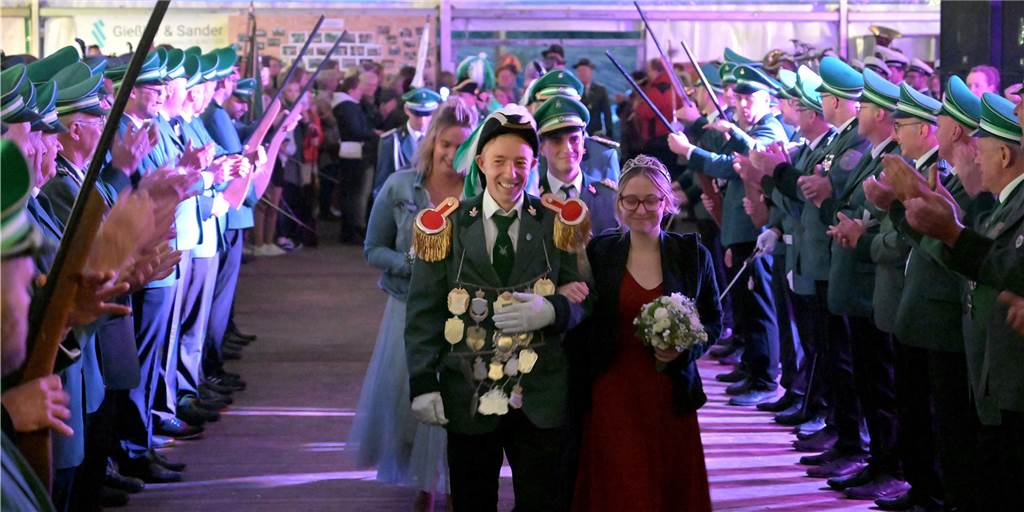 Viele Fotos: Schützen in Sülsen feiern ihren neuen König bei Ball im Festzelt Das neue Königspaar lief unter großem Applaus ins Festzelt ein.