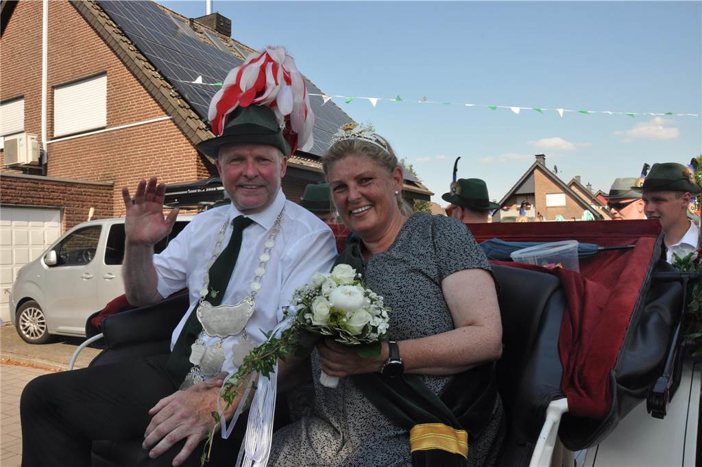 Das neue Königspaar Ralf und Claudine Barth beobachtete das Schanzenstürmen aus sicherer Entfernung.