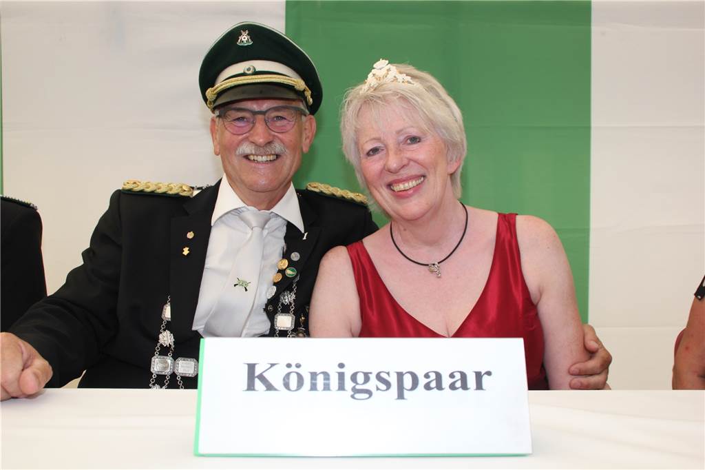 Das neue Königspaar Wolfgang (I.) und Marianne (I.) Bohnack feiert Krönungsball.