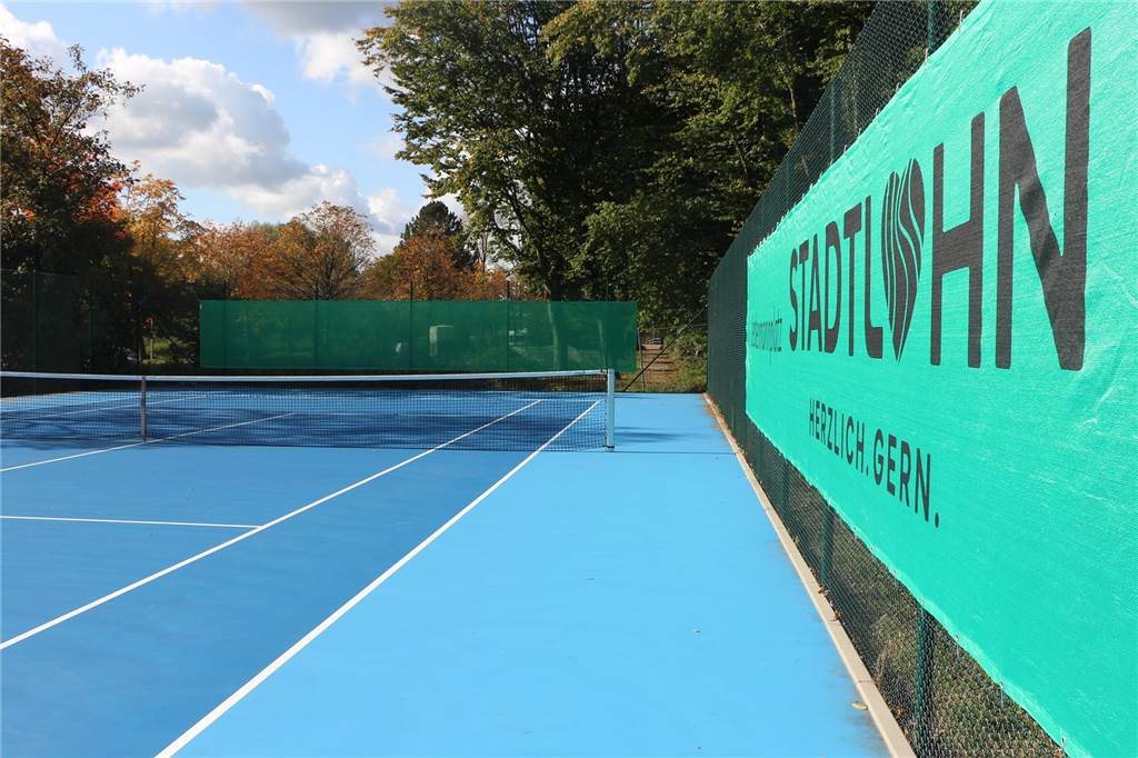 Tennis für jedermann: Moderner Platz offiziell freigegeben Banner am Tennisplatz
