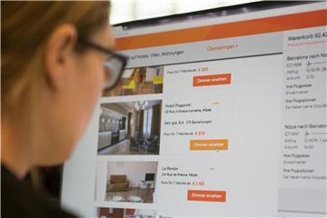 Das neue Pauschalreiserecht soll Online-Buchungen besser absichern - etwa wenn Urlauber auf Airline-Webseiten für dieselbe Reise gleich noch ein Hotel dazubuchen. Foto: Robert Günther