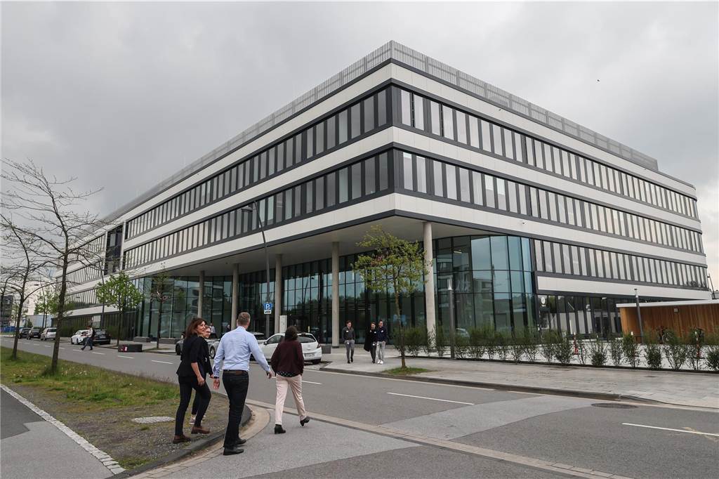 Amprion-Neubau auf Phoenix-West: „Ein Herzstück der Energiewende“ Das neue Projekthaus von Amprion auf Phoenix-West in Dortmund ist fertig. 680 Männer und Frauen werden hier arbeiten. Es heißt Projekthaus, weil es auf keinen Fall ein Verwaltungsgebäude sein soll. Hier soll nicht verwaltet, sondern die Energiewende gestaltet werden.