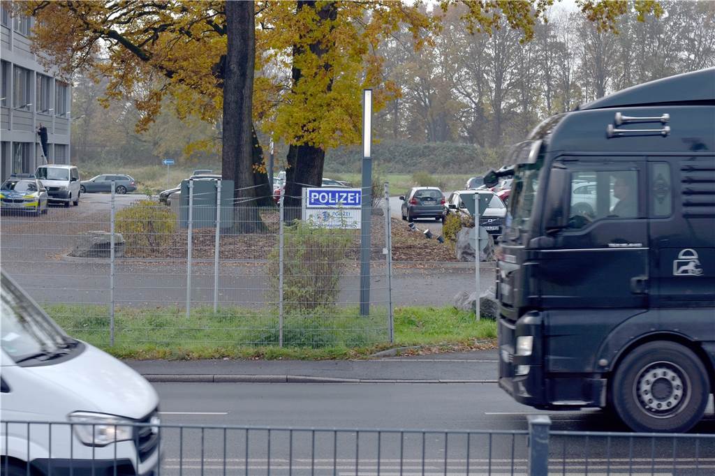 Bedroht, bestohlen oder Bankkarte weg? Die Autobahnpolizei hilft: „Auch dafür sind wir da!“ Das neue Schild an der Unnaer Straße macht erst deutlich, dass sich dort eine Polizeiwache befindet. Eigentlich sollte das Schild dort schon früher aufgestellt werden. Andere Investitionen in das Gebäude waren aber vorgezogen worden.