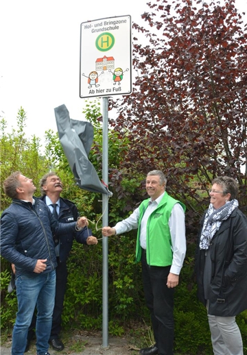 Das neue Schild "Hol- und Bringzone Grundschule" wurde am Montag an der Weseler Straße in Höhe der Gemeinschaftsgrundschule enthüllt.