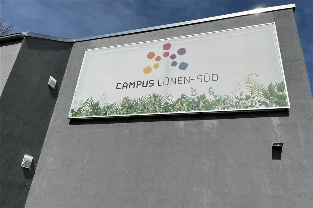 Reinhold Bauhus erklärt den neuen Campus Süd Das neue Schul-Logo.