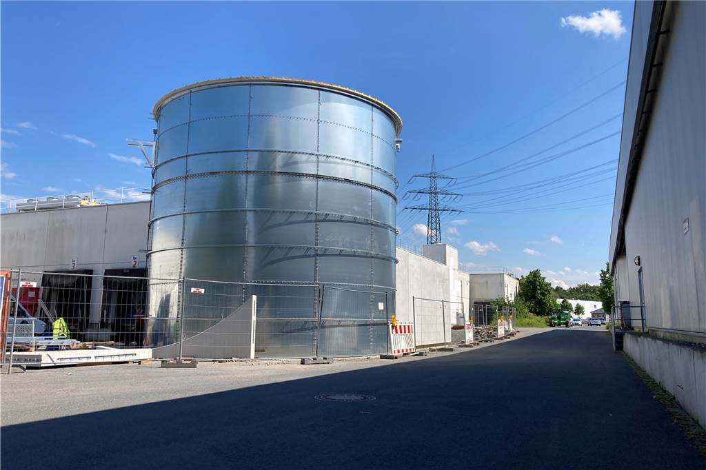 Globus-Neubau in Castrop-Rauxel: Wofür braucht der Supermarkt ein Silo? Das neue Silo ist ein Wasservorratsspeicher für die spätere Sprenkleranlage.