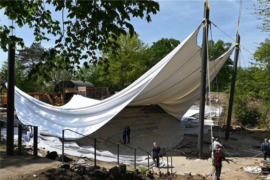 Bürgerpark in Dorsten: Sonnensegel wird zum echten Hingucker Das neue Sonnendach schützt Zuschauerränge sowie auch die Bühne.