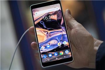 Das neue Standardformat: Das Nokia 7 Plus (400 Euro) kommt im 18:9-Format mit 6-Zoll-Display in Full-HD-Plus-Auflösung (2160 mal 1080 Pixel) und leicht geschwungener Rückseite. Foto: Andrea Warnecke