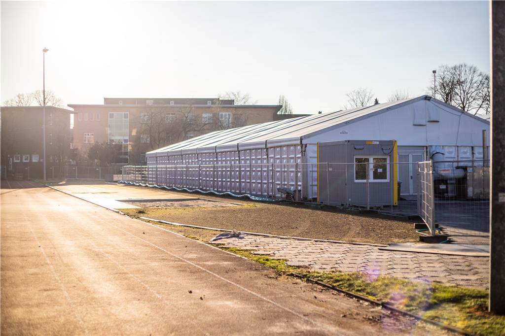 Gebäude zu klein: Studieninstitut soll Neubau auf Sportplatz bekommen Großzelt für Flüchtlinge
