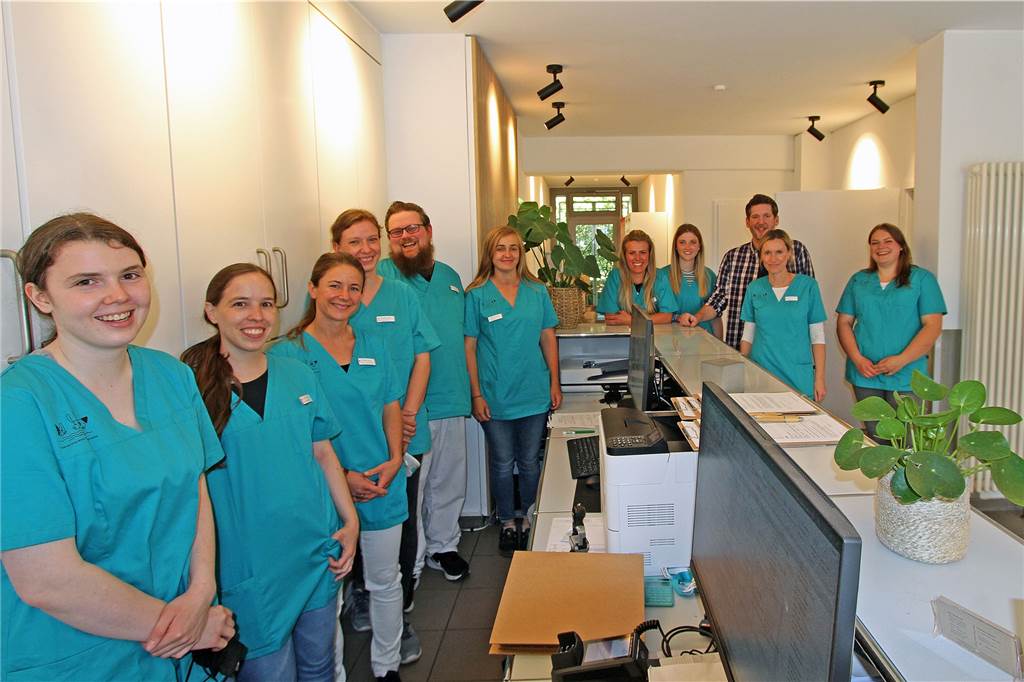 Ehemalige Tierarztpraxis von Dr. Wolf eröffnet wieder unter neuer Leitung Das neue Team in der Tierarztpraxi Schützenstraße um Dr. Bea Löhr (2.v.r.).