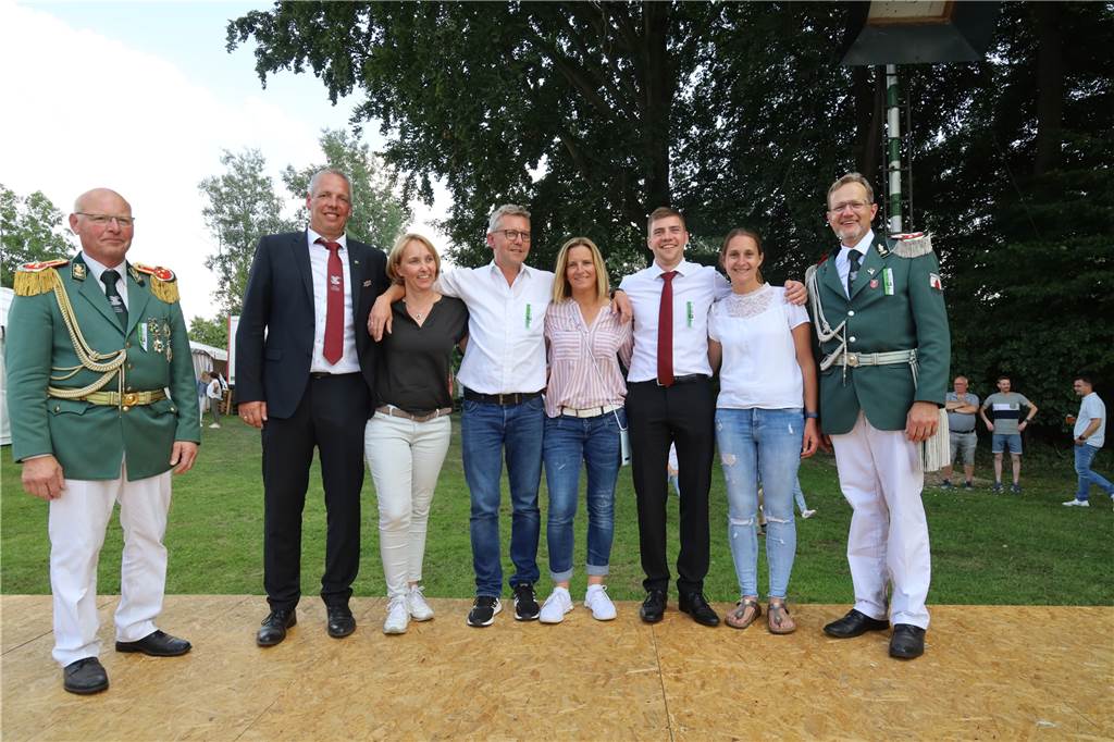 Karsten Harking holt den BGB-Vogel mit dem 387. Schuss von der Stange Das neue Throngefolge der BGB Alstätte mit dem Königspaar Karsten Harking und Beate Gewing sowie den Ehrendamen Michaela Völker und Jessica Harking und den Ehrenherren Frank Schabbing und Henning Sluimann.