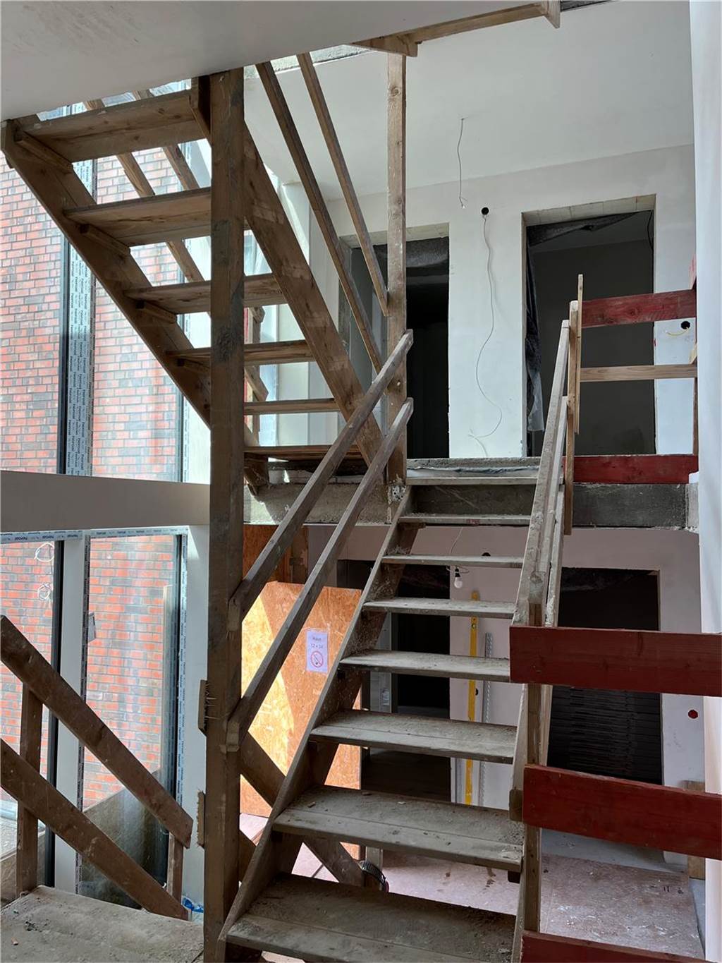 Das neue Treppenhaus verbindet die alte Villa mit dem dahinterliegenden Neubau. Ein Aufzug sorgt für Barrierefreiheit.