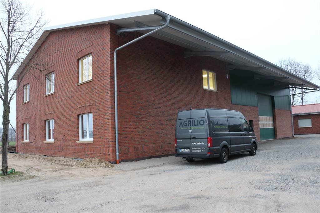 Algen-Pioniere im Wienkamp fahren erste Ernte ein Das neue Verwaltungsgebäude und die Halle für die Algenernte sind mittlerweile auch bezogen.