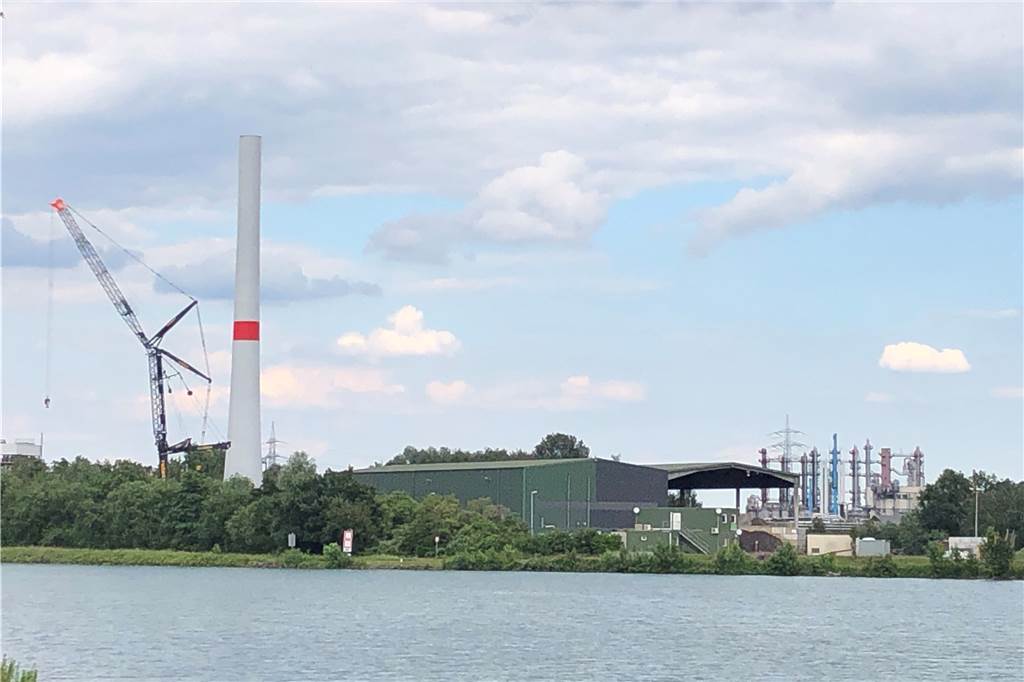 Das neue Windrad bei Rütgers soll im September an den Start gehen Das neue Windrad bei Rütgers. Im Hintergrund ist die Destille des Werks zu erkennen.