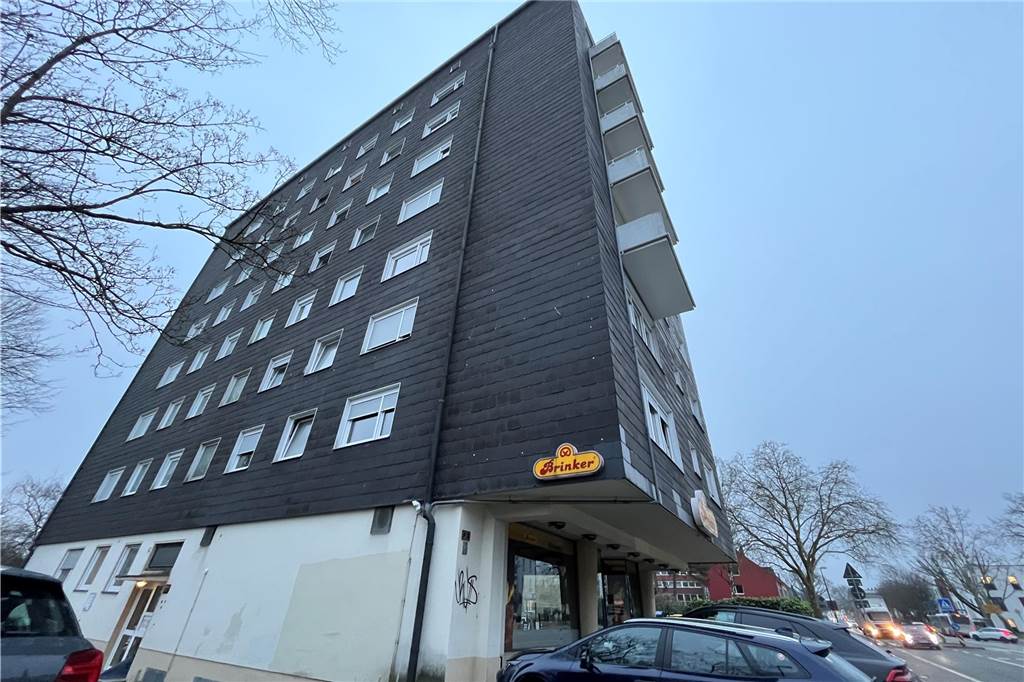 Zwangsversteigerung für 90.000 Euro – doch der Gutachter durfte nicht rein Ein schwarzes Hochhaus wird von unten in den Himmel fotografiert.