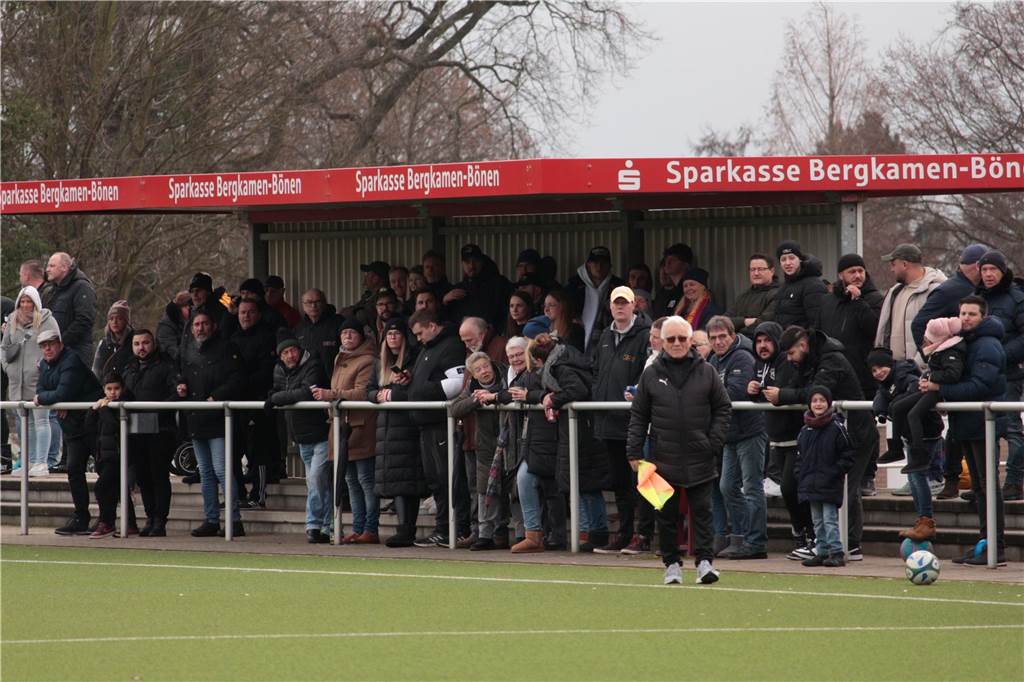 FC TuRa gewinnt Acht-Tore-Spektakel gegen den Kamener SC Zuschauer stehen auf der Tribüne im Nordberg-Stadion.