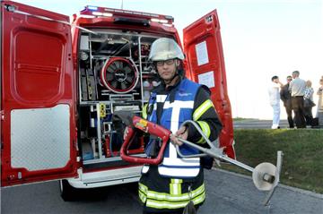 Das NRW-weit einzige Testfahrzeug mit der Cobra-Technik, mit dem Dr. Bodo Bernsdorf von der Feuerwehr Werne angerückt war, brauchte nicht mehr zum Einsatz zu kommen. Die Wasserstrahl-Lanze kann fingerdicke Löcher in Wände schneiden, durch die mit Hochdruck feinste Wassertröpfchen gesprüht werden können.