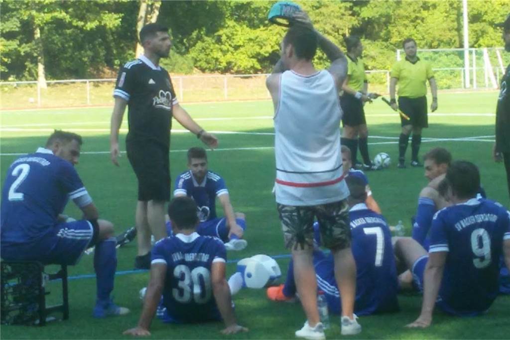 Live-Ticker zum Nachlesen: Wacker Obercastrop besiegt Wanne 11 und steht im Pokal-Finale Das Obercastroper Team mit Trainer Aytac Uzuoglu (l) kurz vor dem Elfmeterschießen gegen den SV Wanne 11.