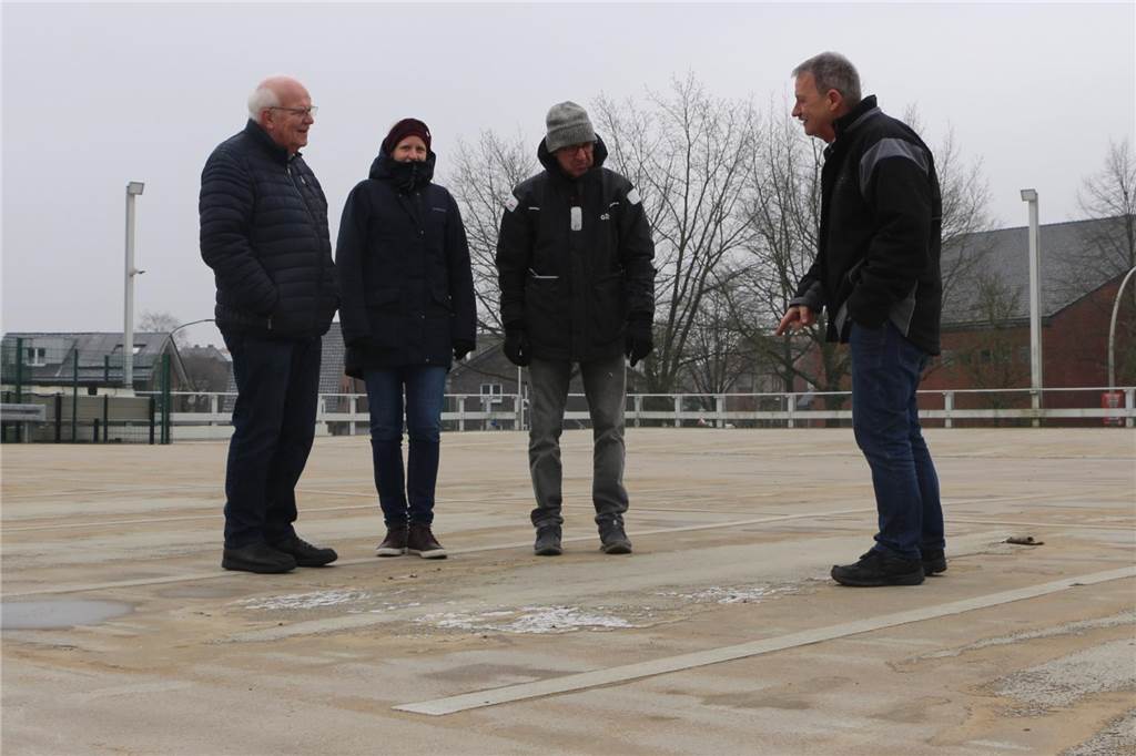 Parkdeck am ehemaligen Krankenhaus wird abgerissen und neu gebaut Mitglieder der Stiftung Maria-Hilf auf dem oberen Parkdeck