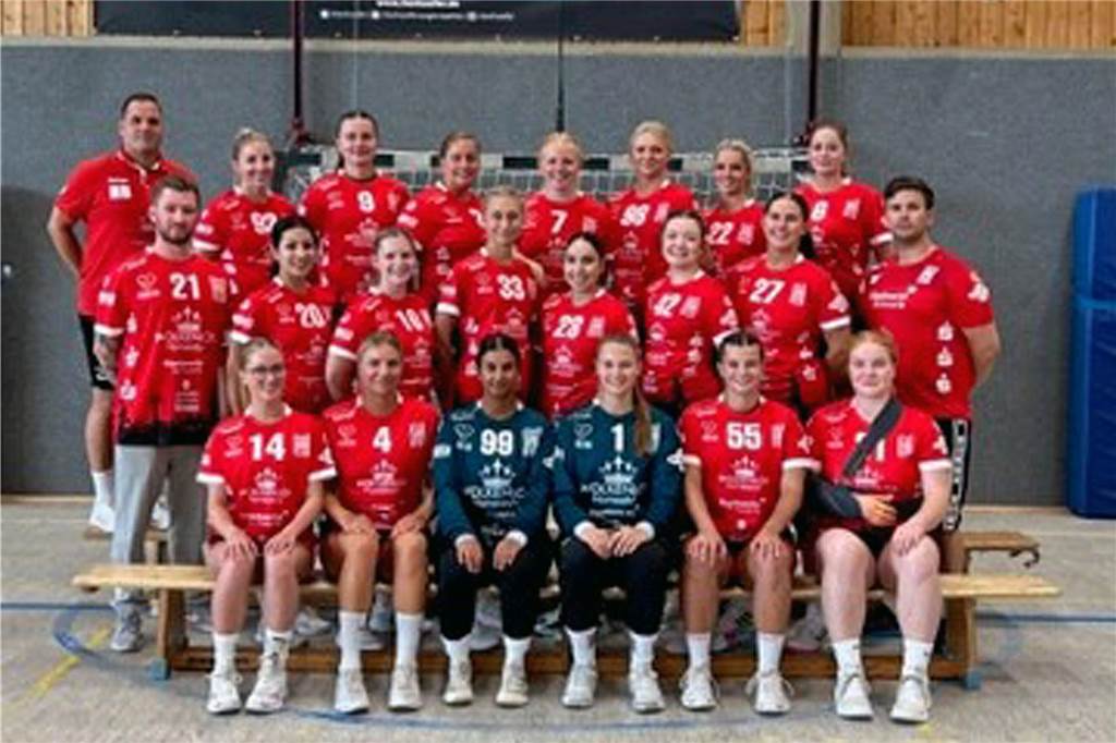 Das Oberliga-Team der HSG Schwerte/Westhofen: Trainer Henning Becker, Cora Lethert, Katharina Petri, Cynthia Hengstenberg, Malena Weber, Sally Unger, Kristin Gesing, Julia Ullrich (hintere Reihe v.li.), Torwarttrainer Marius Schleenkamp, Leonie Büning, Vicky Wolff, Jenny Nickolas, Tugba Tekin, Josefina Meyer zu Altenschilde, Klara Rosenthal,, Torwarttrainer Börge Klepping (mittlere Reihe v.li.), Lina Becker, Lea Tietz, Erva Aydin, Julia Stang, Shari Linnemann und Nele Brieden (vordere Reihe v.li.).