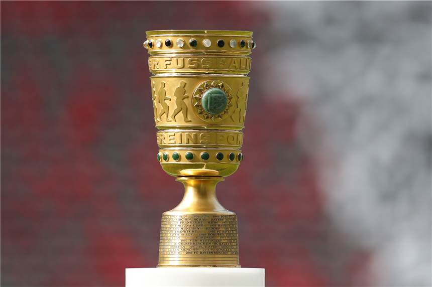 Mehr Traditionsduell im Pokal geht nicht: Das ist der Gegner des BVB Das Objekt der Begierde: der DFB-Pokal.