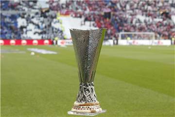 Das Objekt der Begierde: Die Europa-League-Trophäe. Foto: Thibault Camus/AP
