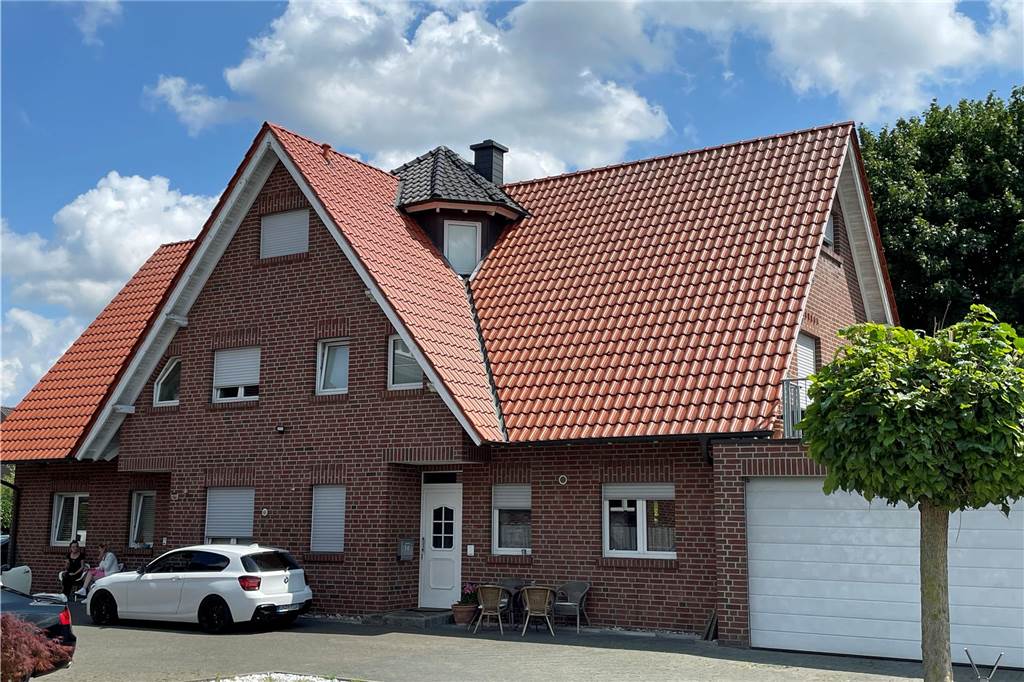Das Objekt hinter dem Hotel, optisch quasi auf demselben Grundstück, steht ebenfalls zum Verkauf.