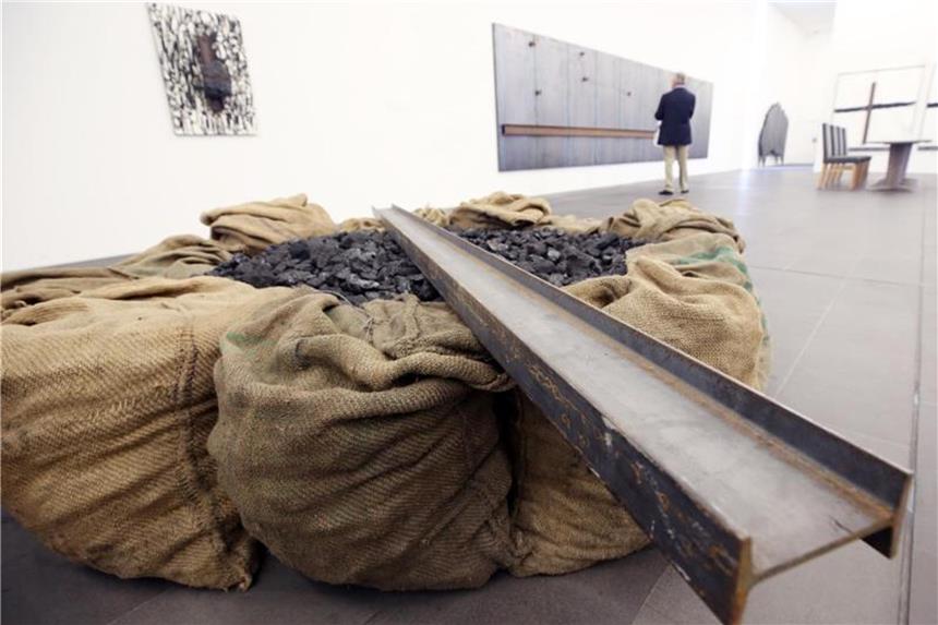 Das Objekt Kohlesäcke und Stahl und die Installation Stahlblech und Öllampe des griechischen Künstlers Kounellis im Museum Küppersmühle. Foto: Roland Weihrauch