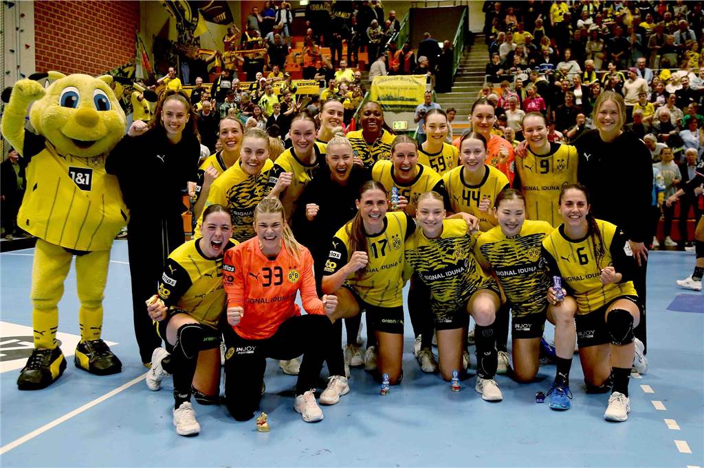 BVB setzt Statement in der zweiten Hälfte: „Es wird hart werden“ Die Mannschaft von Borussia Dortmund posiert für ein Foto.