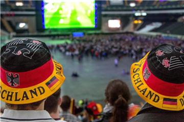 Das öffentliche Fußball-Schauen ist während der WM in Russland auch nach 22 Uhr möglich. Foto: Sebastian Stenzel