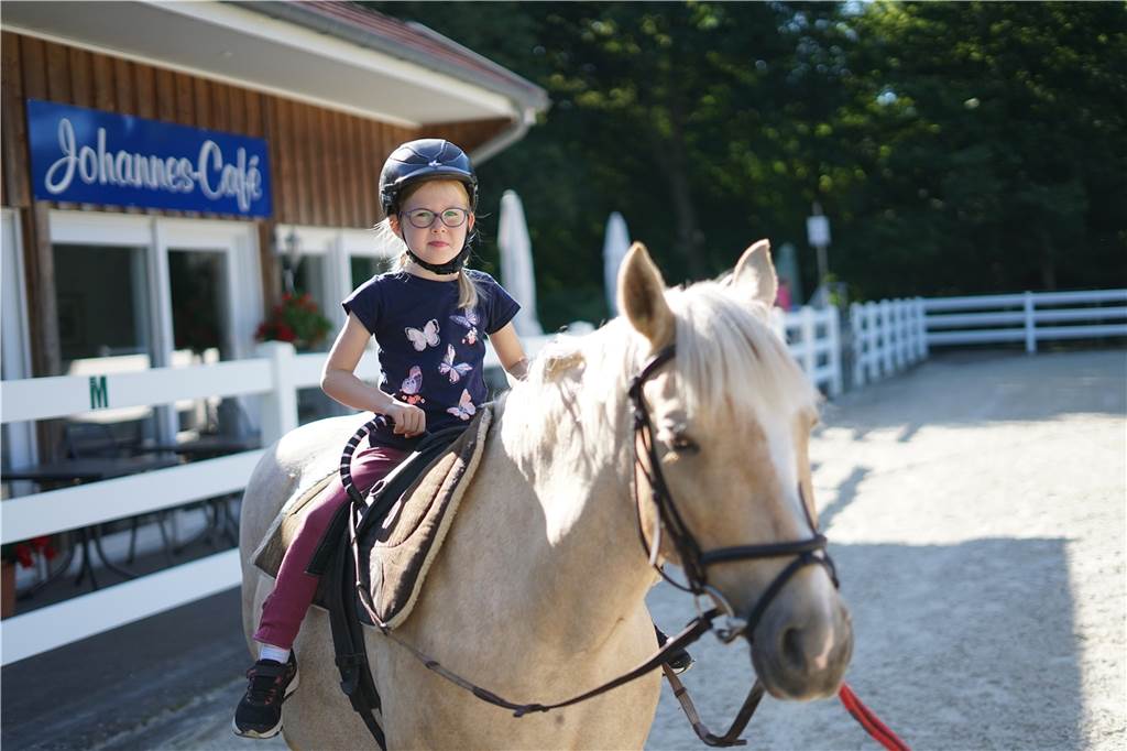 Das Reiten an der Johannes-Reithalle bringt Kinderaugen zum Strahlen Das öffentliche Ponyreiten muss zwar aktuell ausfallen, die Therapiestunden finden aber weiter statt.
