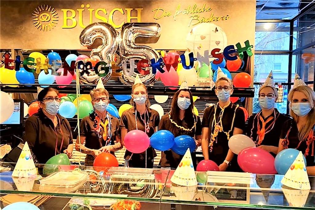 Firmen-Geburtstag: Dortmunder Bäckerei-Team könnte nach Mallorca fliegen Das Oespeler Büsch-Team nimmt mit einem fröhlichen und bunten Geburtstagsvideo an dem Wettbewerb teil.