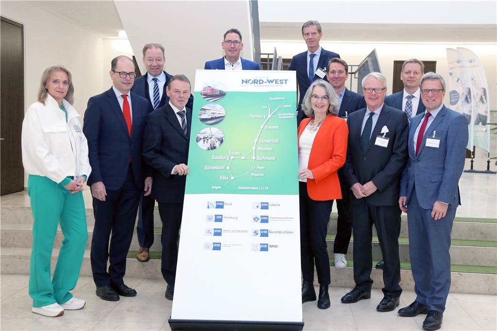 Mit Tempo 200 per Bahn nach Hamburg: Zweigleisiger Ausbau fest geplant Die Vertreterinnen und Vertretern der Kammern sprachen mit Staatssekretärin Susanne Henckel (an der Tafel vorne rechts), über konkrete Maßnahmen für den Ausbau der Schienenstrecke zwischen Dortmund und Hamburg.