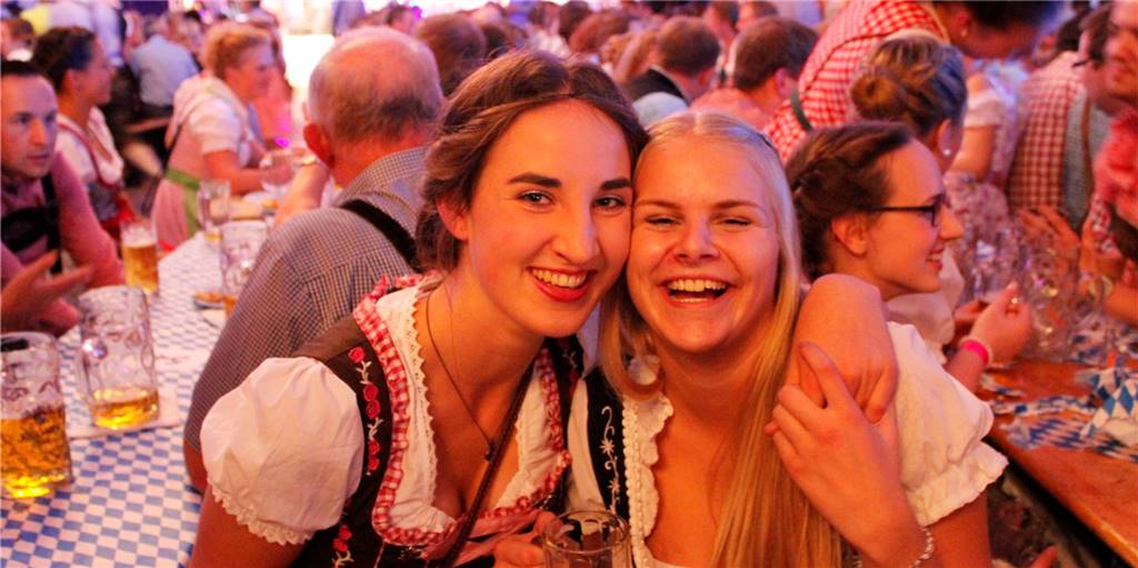Oktoberfest in Ascheberg fällt aus - Fisch Wenning lädt zu Backfisch auf Hof ein Zwei junge Frauen auf einem Oktoberfest