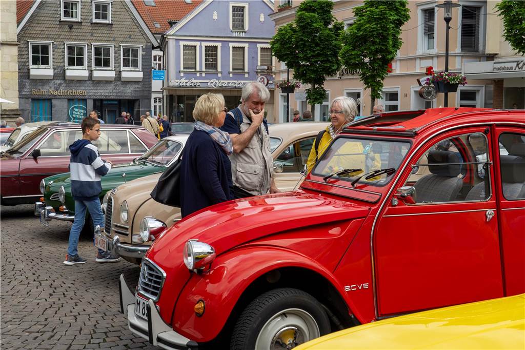 Oldtimertreffen in Werne: Historische Autos sorgen für staunende Augen Menschen begutachten alte Autos.
