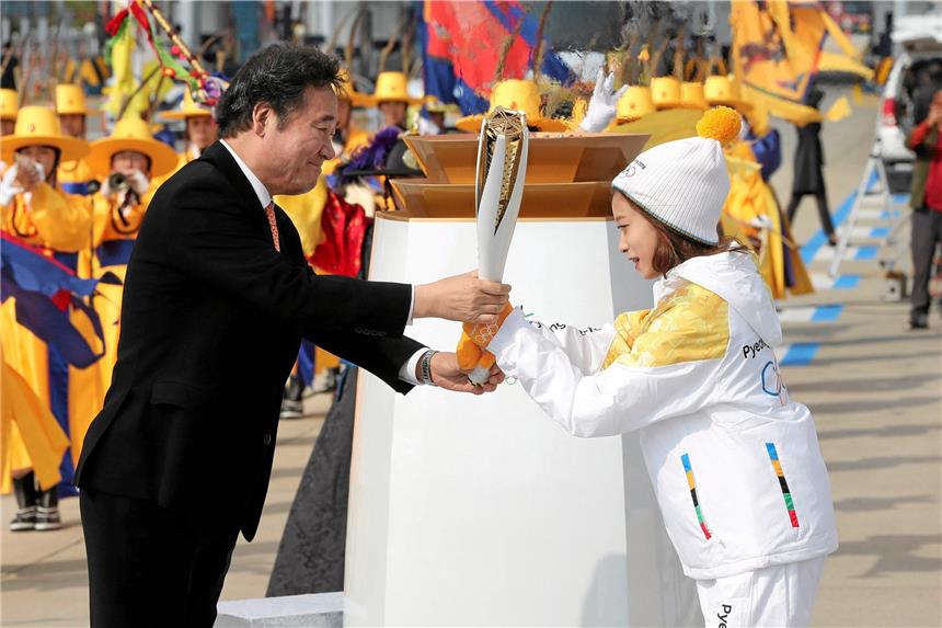 Bange Blicke gehen Richtung koreanische Halbinsel Das olympische Feuer brennt: Südkoreas Ministerpräsident Lee Nak-yon übergab am Mittwoch in Incheon (Südkorea) die olympische Fackel an die südkoreanische Eiskunstläuferin und Fackelträgerin You Young.