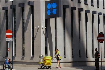 Das Opec-Logo in Wien. Vor dem Treffen der Opec-Staaten erwarten Experten, dass das Kartell den Öl-Hahn wieder etwas weiter aufdreht. Foto: Omar Marques/SOPA Images via ZUMA Wire